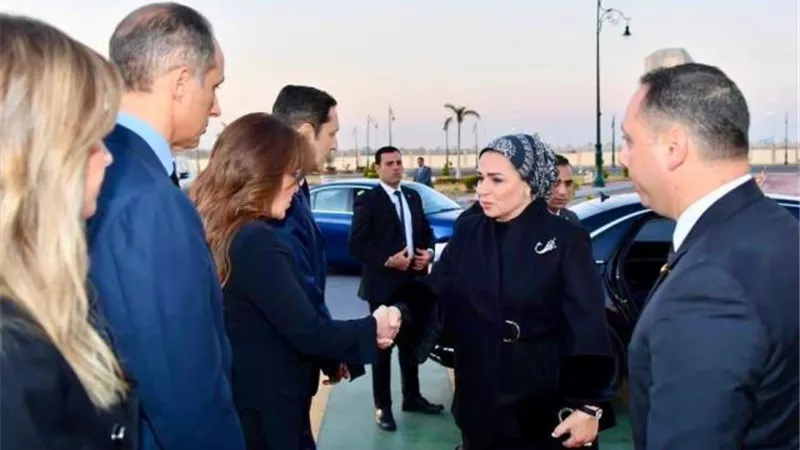 وصول السيدة انتصار السيسي الى مقر عزاء الرئيس الاسبق حسني مبارك
