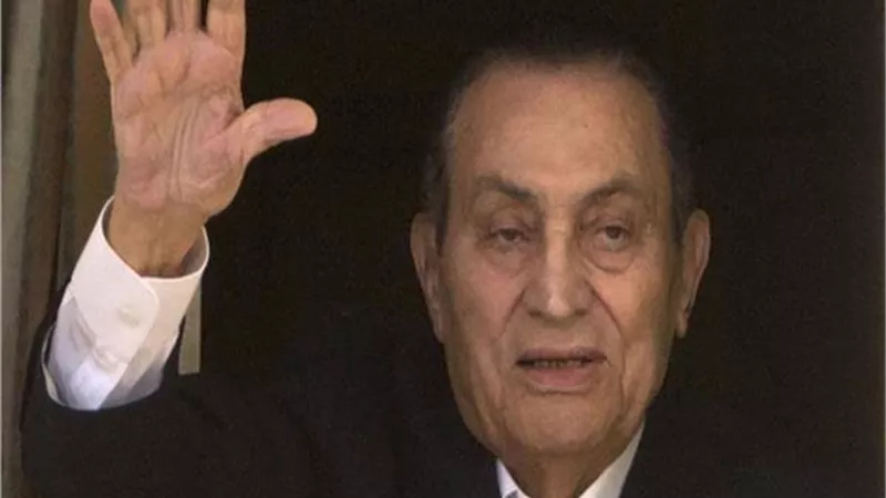 الصور الاولى من عزاء الرئيس الأسبق محمد حسنى مبارك بمسجد المشير