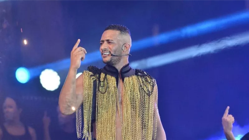 محمد رمضان يوجه رسالة لجمهوره من أعلى سيارته فى إمبابة.. فيديو
