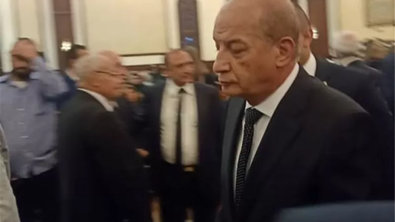 الفريق أول محمد زكي يقدم واجب العزاء في الرئيس الاسبق حسني مبارك