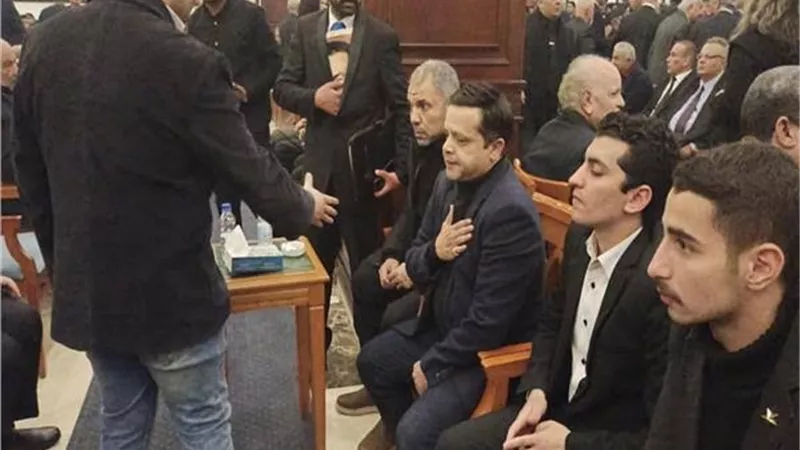 محمد هنيدى يقدم واجب العزاء للرئيس الأسبق محمد حسنى مبارك