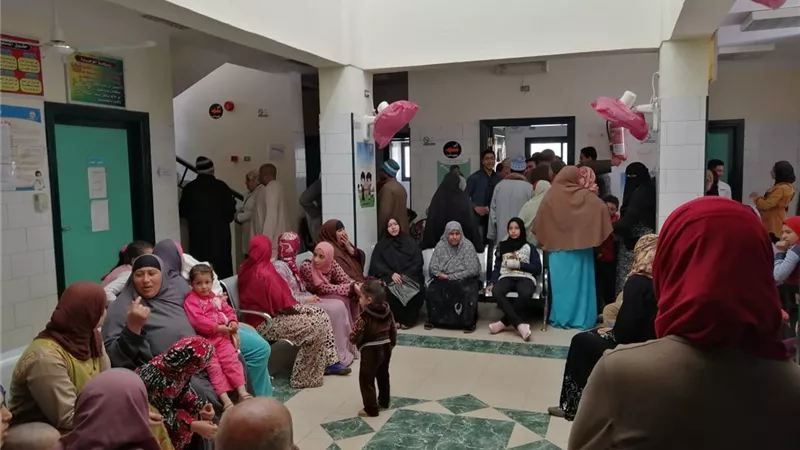 الكشف علي ٩٠٠ حالة في قافلة مستقبل وطن بكفر الشيخ