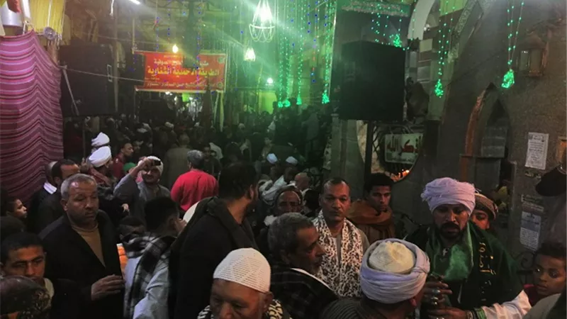 الصوفيه يحتفلون بعيد ميلاد العارف بالله الإمام السيوطي أمام ضريحه