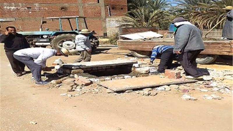تغطية سقف غرف تفتيش المياه حفاظاً على ارواح المواطنين بالوادى الجديد