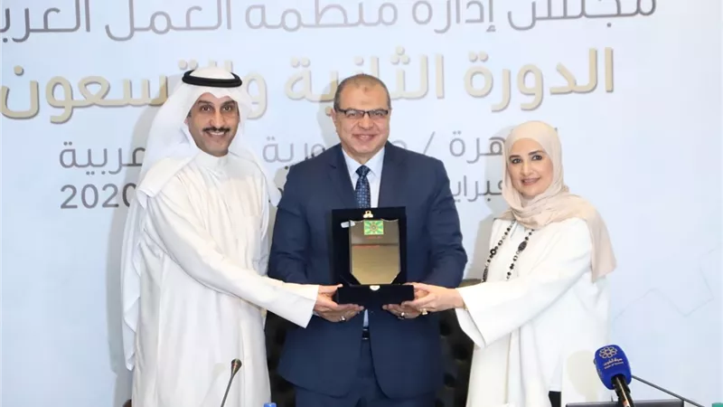 المطيري يكرم سعفان و11 عضواً بمجلس الإدارة بمنحهم درع منظمة العمل العربية