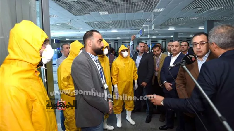 رئيس الوزراء يتابع إجراءات الحجر الصحي على السائحين في مطار الغردقة.. صور