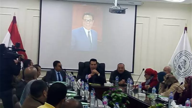 ندوة تثقيفية للعاملين بالغزل والنسيج للتعريف بقانون التأمينات الجديد