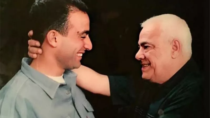 أحمد السقا يستعين بألبوم الذكريات ليحتفل بعيد ميلاده مع والده
