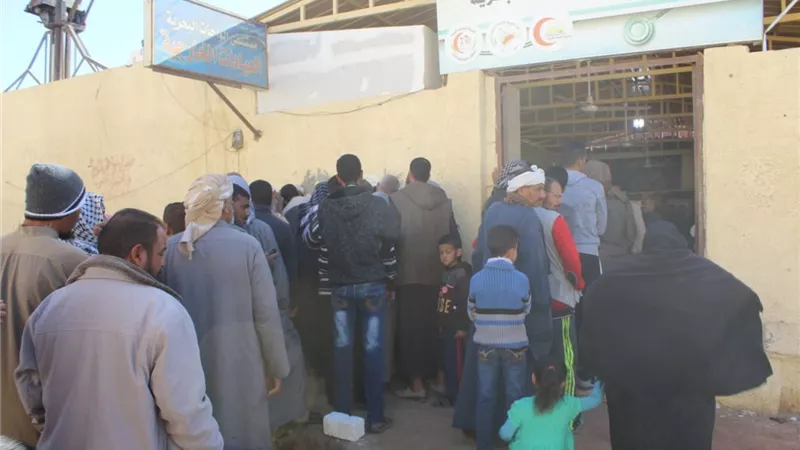 بالصور..إقبال كبير من أهالى الواحات على قافلة الأزهر الطبية فى يومها الأول