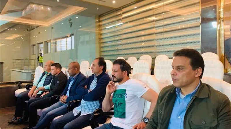 حسام البدرى وجهازه يحضران مبارة الاهلى وصن داونز