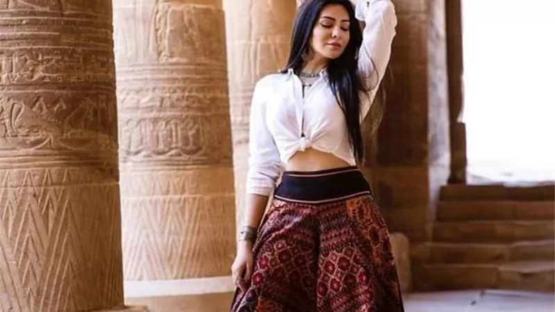 إطلالة ساحرة للفنانة ميرهان حسين بين الأصالة والحضارة بأسوان.. صور