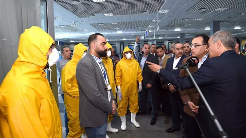 رئيس الوزراء يُتابع إجراءات الحجر الصحي على السائحين القادمين إلى مطار الغردقة