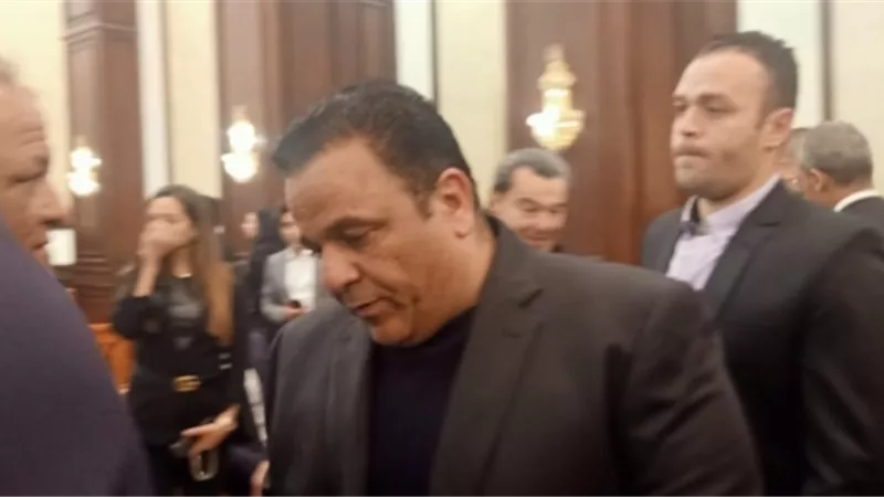 بكاء محمد فؤاد فى عزاء الرئيس الأسبق حسني مبارك
