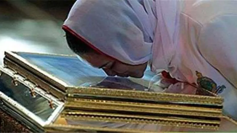 هل تنتقل عدوى كورونا عبر تقبيل الإيقونات والأضرحة؟