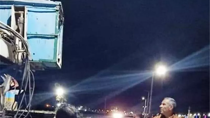 رئيس مدينة طور سيناء يتابع اصلاح اعطال الكهرباء فى الشوارع.. بالصور