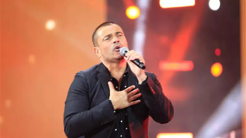 عمرو دياب يهدى البومه الجديد 