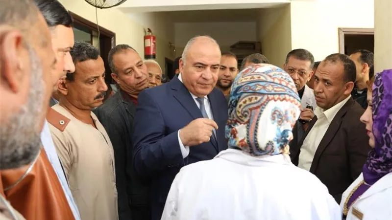 المحافظ يفاجئ الاطباء والمرضى بعياده التأمين الصحى بمدينه قنا