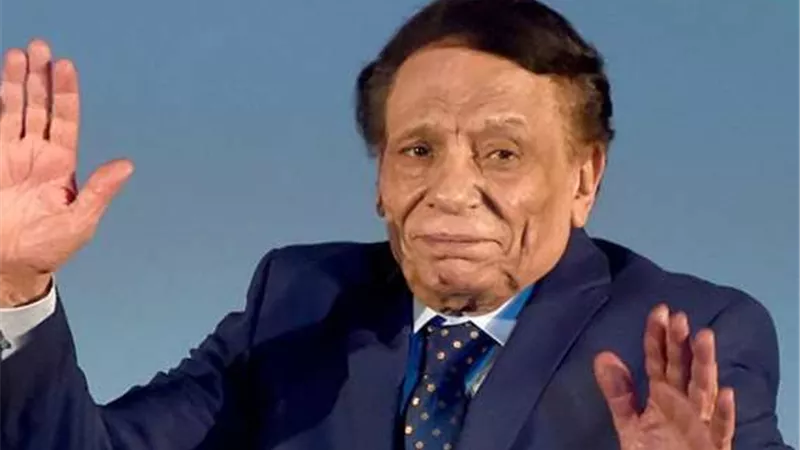 بعد شائعة وفاته .. الزعيم عادل امام يوجه رسالة إلى المصريين