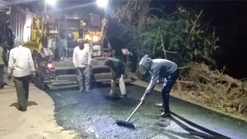 رصف 3 كيلومتر من طريق ترعة ساحل العشى بمركز الزينية شمال الأقصر