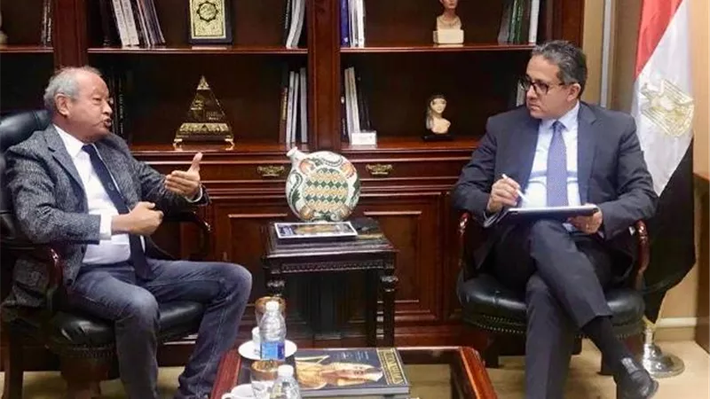 العناني يتابع مع ساويرس تطور الأعمال بمنطقة اهرامات الجيزة