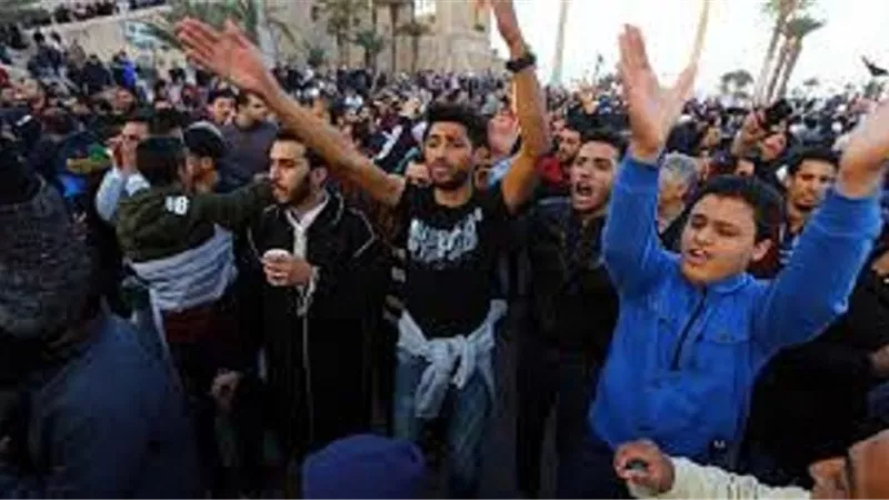 أزمة موظفي القطاع العام تواجه حكومة السراج وسط اتهامات بتبديد اموال الشعب الليبى