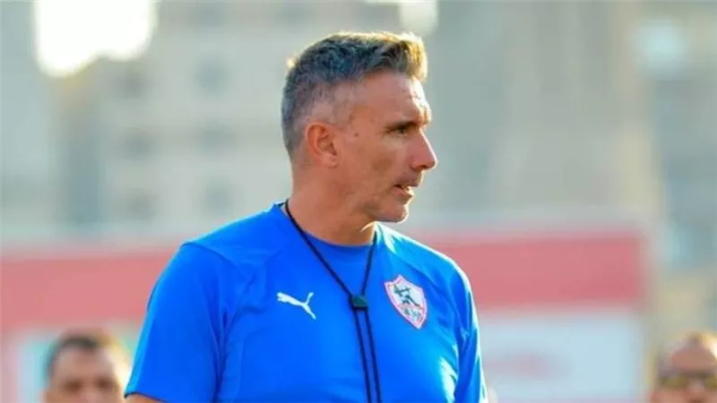 كارتيرون يجتمع بمعاونيه قبل انطلاق مران الزمالك