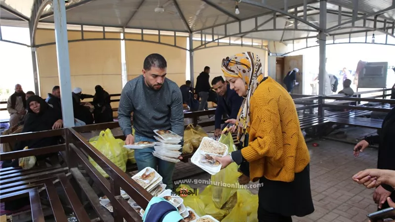 رفقة خير تقدم 118 وجبة للمغتربين بساحة الإنتظار بمستشفى الأورمان بالأقصر
