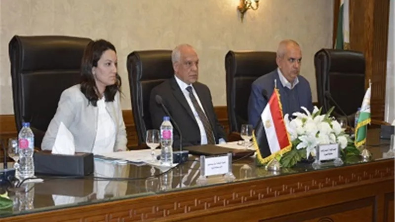 محافظ الجيزة يسلم ماكينات خياطة لسيدات ميت عقبة وارض اللواء