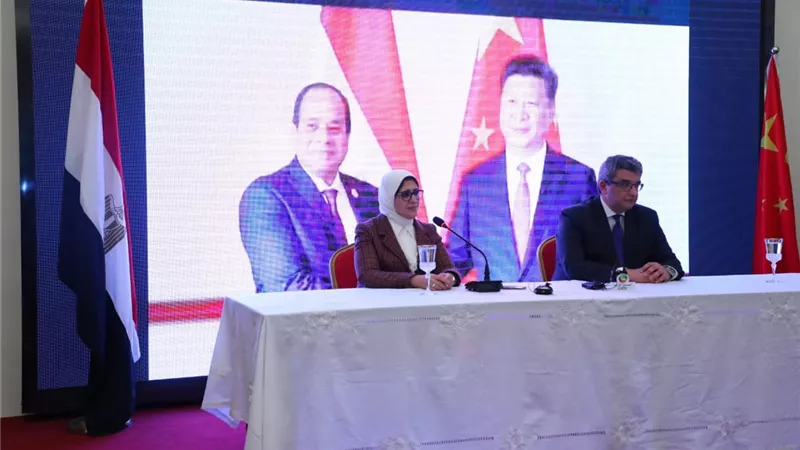 وزير الصحة تسلم نظيرها الصيني هدية مصر من المستلزمات الطبية