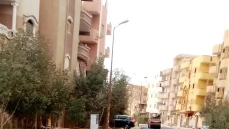 رئيس الجهاز: جار تنفيذ طبقة الأسفلت للطرق بمدينة 15 مايو