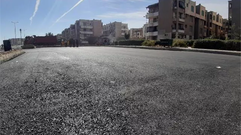 جهاز الشروق: الانتهاء من تنفيذ طبقة الأسفلت بأحد إتجاهى المحور