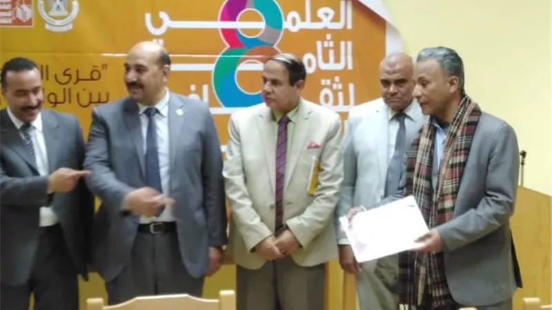 رئيس جامعة الوادي الجديد يكرم مدير ثقافة القرية بمناسبة نجاح مؤتمرها السنوي