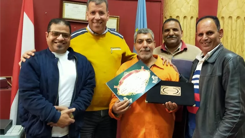 تكريم عامل نظافة عثر على 10 آلاف جنيه بالسيد البدوي