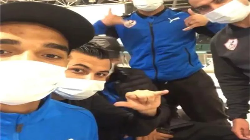 استعدادًا لموقعة رادس.. بعثة الزمالك ترتدى الكمامات خوفًا من كورونا