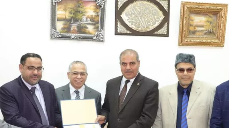 رئيس جامعة الأزهر ونائب الدراسات العليا يكرمان مجلس تحرير مجلة البحوث الإعلامية
