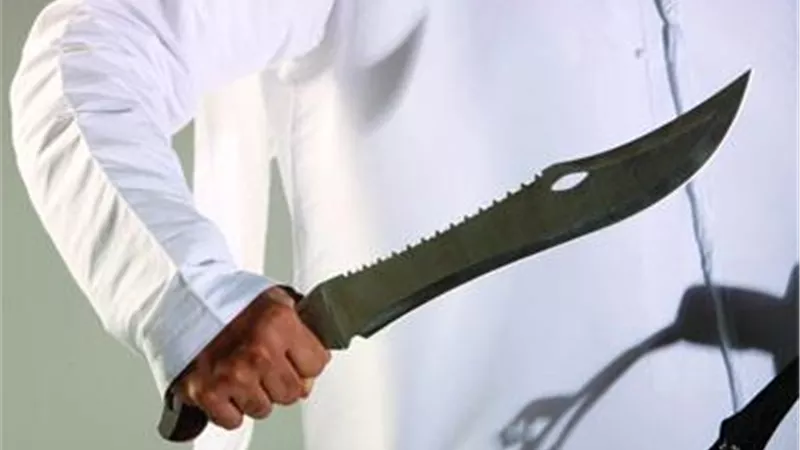 بالسيف .. رب الاسرة يحتجز زوجته الحامل واطفاله الـ 5 رهائن