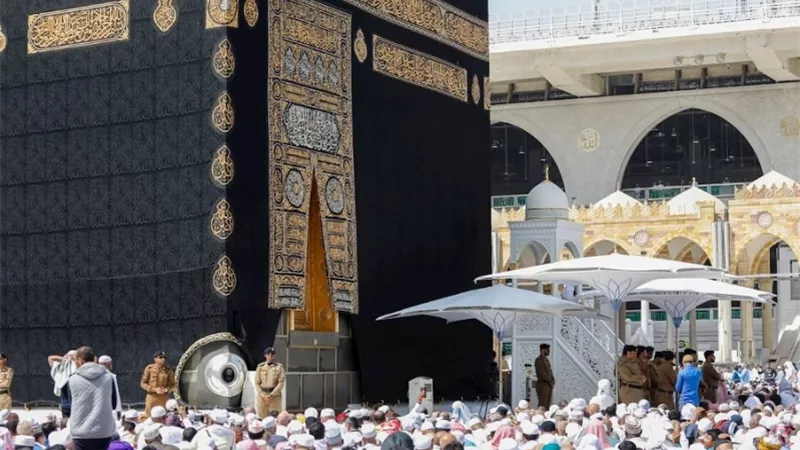 إرشادات وقائية من كورونا على شاشات المسجد الحرام