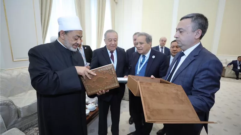 رئيس أوزباكستان يهدي شيخ الأزهر مخطوطًا طبق الأصل من كتاب الهداية للميرغنانى