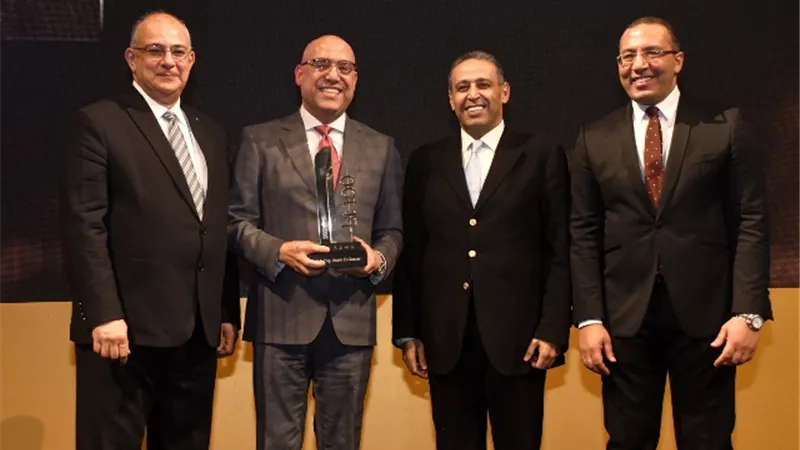 وزير الإسكان يتسلم درع التكريم خلال احتفالية “bt100” تقديرا لجهوده