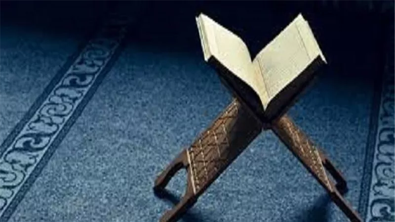 هل يجوز للمرأة قراءة القرآن بدون حجاب وبنصف كم؟
