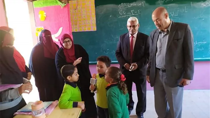 رئيس مركز الداخلة يتابع انتظام العملية التعليمية بمدارس الوادى الجديد