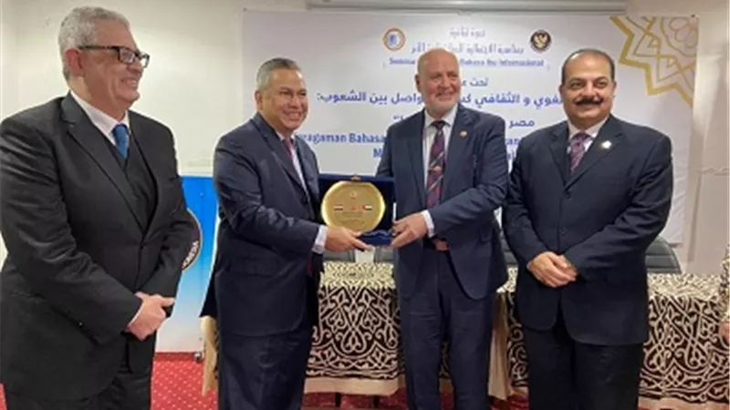 هيئة آل مكتوم تكرِّم سفير إندونيسيا بمصر