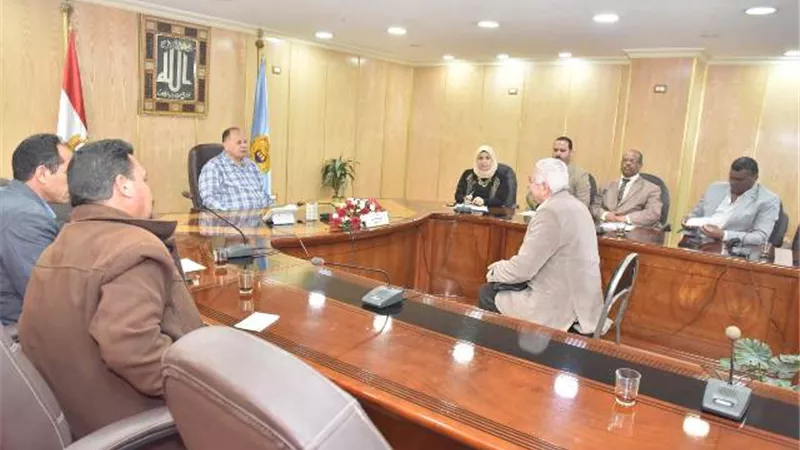 محافظ أسيوط يلتقى المواطنين ويوجه قيادات المحليات بالنزول الميداني.صور