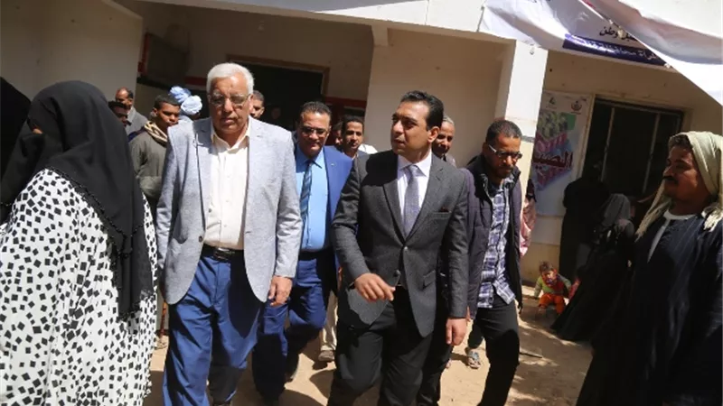 نائب محافظ قنا يتابع القافلة الطبية المجانية بدير النواهض .صور