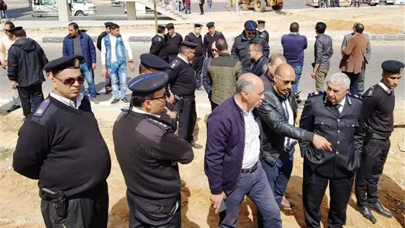 جهاز الشروق يشن حملة على حالات التعدى على خط مياه المدينة..بالصور