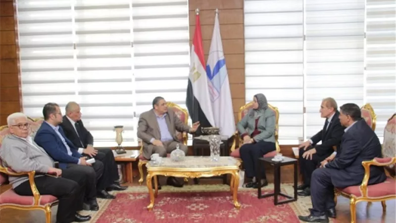 تعاون مشترك بين جامعة كفرالشيخ والبنك الأهلي المصري .صور