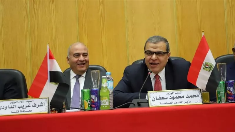 وزير القوى العاملة يهنئ محافظ قنا بالعيد القومي للمحافظة