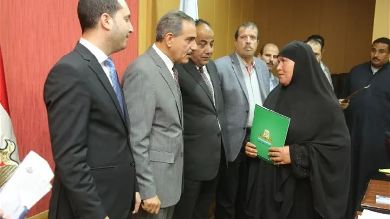 محافظ كفرالشيخ يسلم 12 عقد تقنين أراضي للمستفيدين.صور
