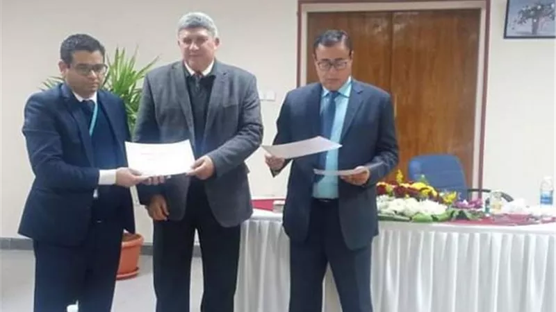 الطيار عادل محجوب يتفقد مطار أسوان الدولى
