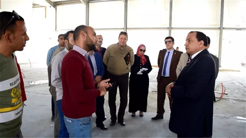 رئيس جامعة بني سويف يتابع تطوير مبنى المدرجات.صور